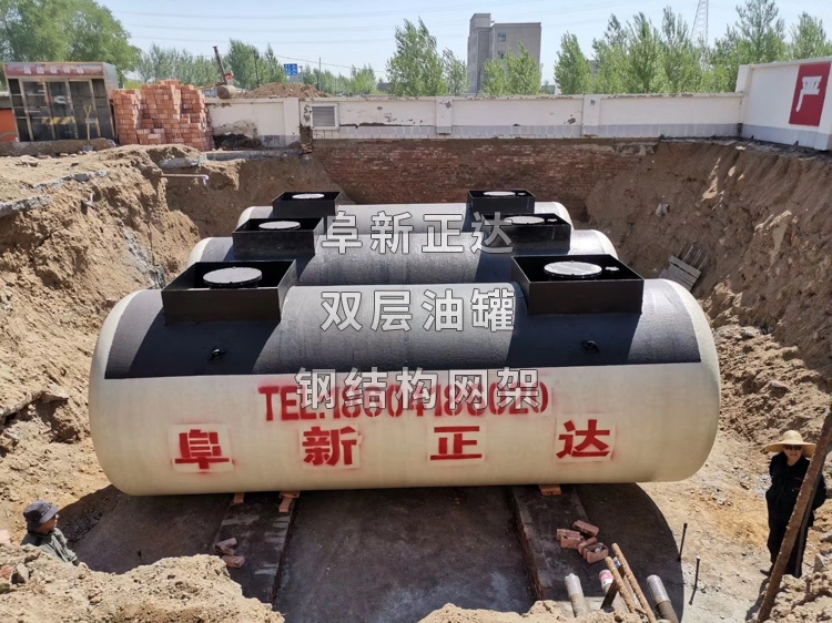 第三個(gè)油罐就位，安裝細(xì)致到位，遼寧阜新正達(dá)SF雙層油罐，專業(yè)加油站服務(wù)
