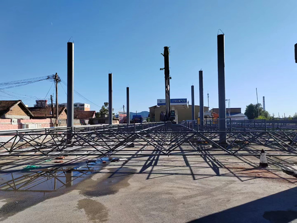 根據(jù)工地實(shí)際情況，為保質(zhì)保量保證效率，在起吊位置原地，采用模塊化組裝