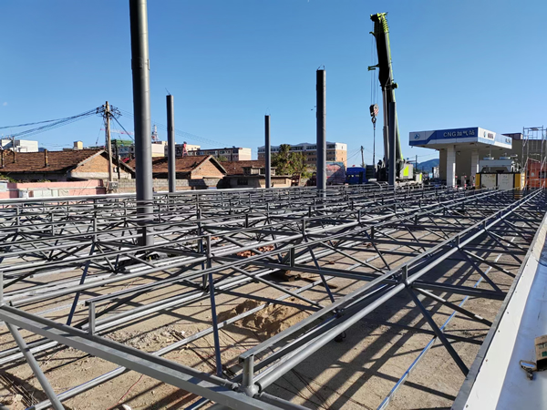 準(zhǔn)備起吊網(wǎng)架，進(jìn)行安裝