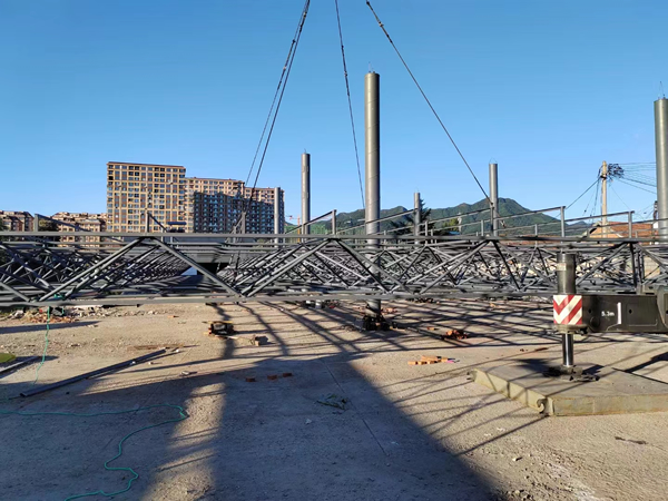 準(zhǔn)備起吊網(wǎng)架，進(jìn)行安裝