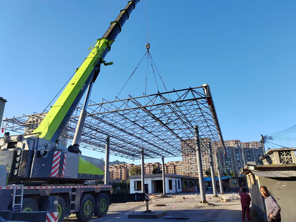 丹東寬甸加油站網(wǎng)架吊裝成功，施工順利，祝生意興??！