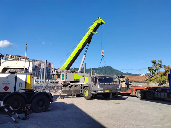 網(wǎng)架已組裝完成，風(fēng)和日麗，良辰吉日，吊車已就位準(zhǔn)備網(wǎng)架安裝